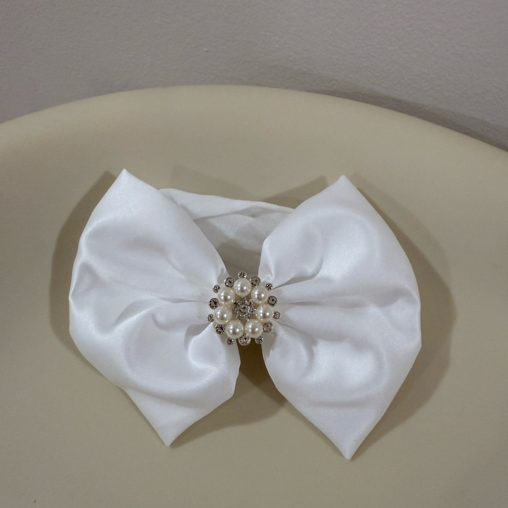 Elegant White Bow Hair Accessory for Kids- NEVER WORN